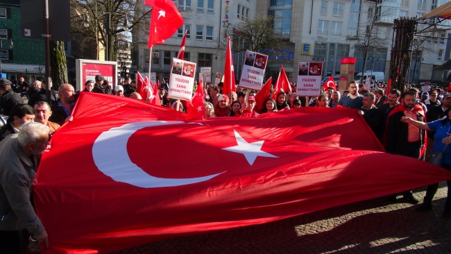 Almanya'daki Türklerden terör karşıtı gösteri